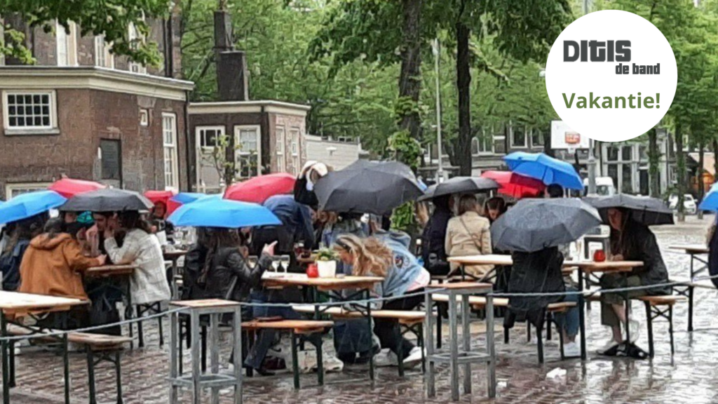 DItIS de band op een regenachtig terras: vakantietijd